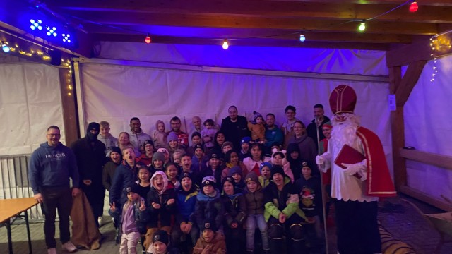 Sankt Nikolaus und Santa Clause zu Gast beim FCS-Nachwuchs